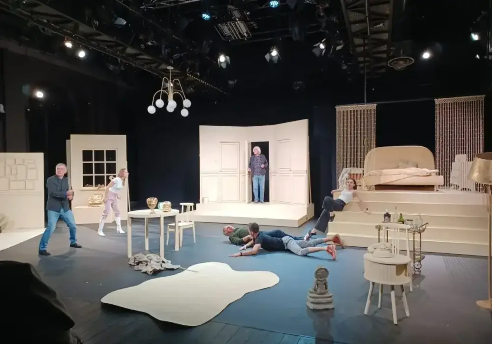 Czym jest farsa i jak rozpoznać ją na scenie?