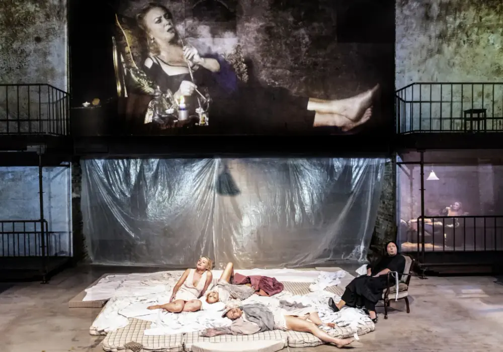 Aluzja w teatrze i literaturze - Jak czytać ukryte sensy?