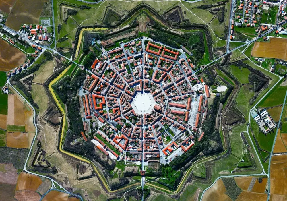Czym było miasto idealne w renesansie i jak wpłynęło na urbanistykę?