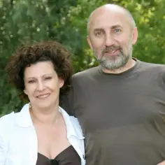 Dorota Kołak z pierwszym mężem, uśmiechnięci, na tle zieleni.