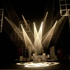 Scena teatralna z oknami i światłami tworzącymi atmosferę, gdzie zasada decorum jest kluczowa.