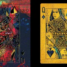 Dwie karty z wizerunkiem damy pik w stylu art deco. Jedna w żywych, ciemnych barwach, druga złota.
