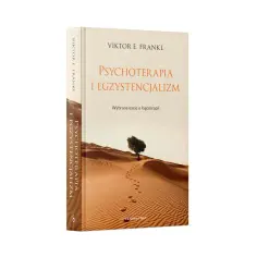 Książka Viktora E. Frankla "Psychoterapia i egzystencjalizm" z pustynnym krajobrazem na okładce. Ścieżka ludzkich kroków prowadzi do samotnego drzewa, symbolizując poszukiwanie sensu.