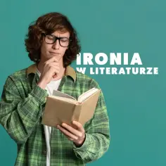 Młody mężczyzna w okularach i zielonej koszuli zastanawia się nad tekstem w książce. Czy to satyra, co to znaczy?