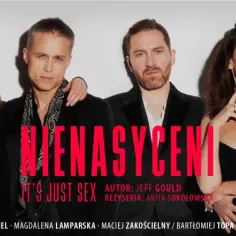 Nienasyceni spektakl: siedem osób w eleganckich strojach, w tym cztery kobiety i trzech mężczyzn, pozuje do zdjęcia.