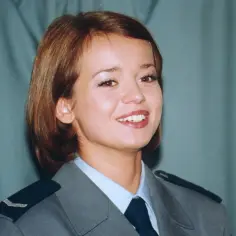 Uśmiechnięta Anna Przybylska w mundurze. Jej wykształcenie aktorskie pozwoliło jej na osiągnięcie sukcesu.