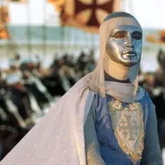 Rycerz w srebrnej masce, przypominający króla Baldwina IV, na tle armii.