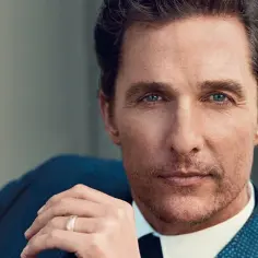 Matthew McConaughey, jeden z najbardziej rozpoznawalnych aktorów amerykańskich, w eleganckim garniturze.