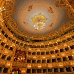 Złocone wnętrze teatru, pełne luksusowych balkonów i żyrandoli, zaprasza na wspaniałą **operetkę**.