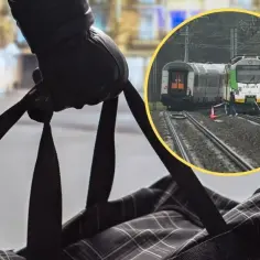 Ręka w rękawiczce trzyma torbę. W tle, w kółku, pociągi na torach, gdzie pracownicy w pomarańczowych kamizelkach reagują na potencjalne akcje dywersyjne.