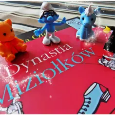 Miś, Smerf, jednorożec i pirat na okładce "Dynastia Miziołków streszczenie".
