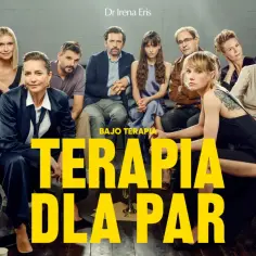 Grupa osób siedzi w kręgu, tworząc scenę do spektaklu "Terapia dla par".