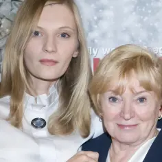 Agata Buzek z matką na premierze filmu. Dwie kobiety, obie z jasnymi włosami, pozują do zdjęcia.