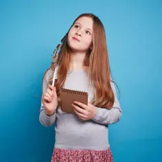 Dziewczynka z piórem i notesem, zastanawia się nad antytezą.
