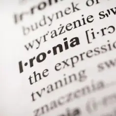 Słownik wyjaśnia, co to **ironia**: wyraz sprzeczny z intencją, często dla podkreślenia znaczenia.