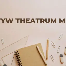 Motyw "theatrum mundi" na tle przyborów szkolnych: zeszyt, ołówki, linijka, gumki, spinacze.