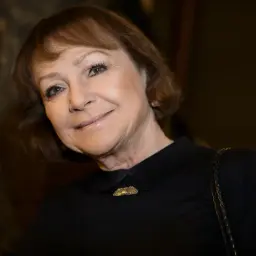 Uśmiechnięta Małgorzata Niemirska, aktorka, która często wcielała się w role matek i babć, jakby wspominała swoje dzieci.