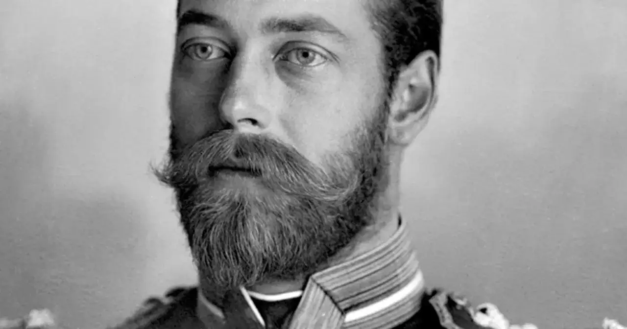 Portret króla Jerzego z bujnym wąsem i brodą, w mundurze wojskowym.