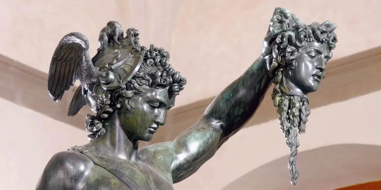 Perseusz z odciętą głową Meduzy, dzieło w stylu manieryzm, z charakterystyczną dynamiką i dramatyzmem.