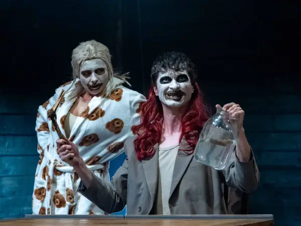 Ubu Król - Czy dynastia to tylko kostium? Analiza Jarry'ego