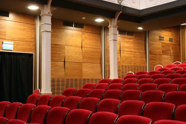 Kompletna lista teatrów warszawskich: od klasyki po nowoczesność