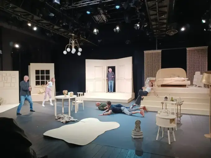 Czym jest farsa i jak rozpoznać ją na scenie?
